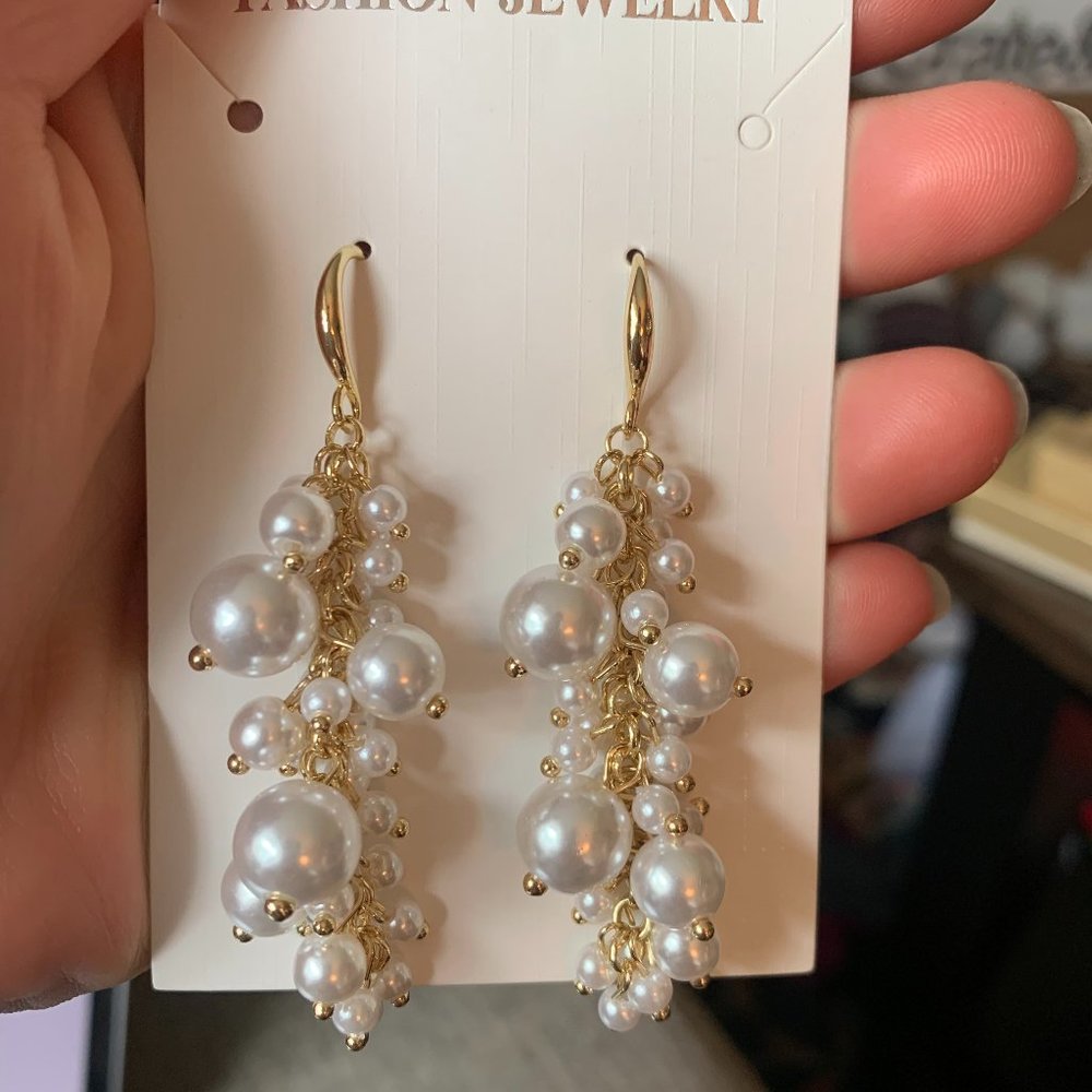 NWT. dangle pearl cluster earring